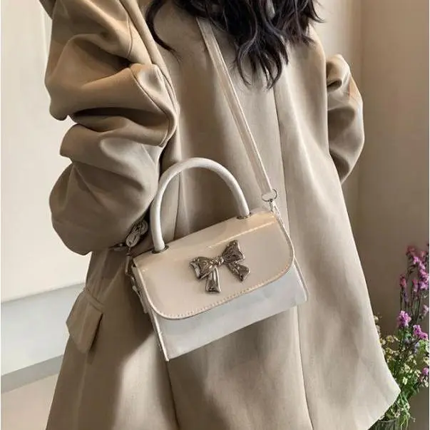 Túi mini nữ túi cầm tay đeo chéo dáng đẹp hoạ tiết nơ bạc đi chơi đi tiệc dễ thương BABUMAP - TDC013 1