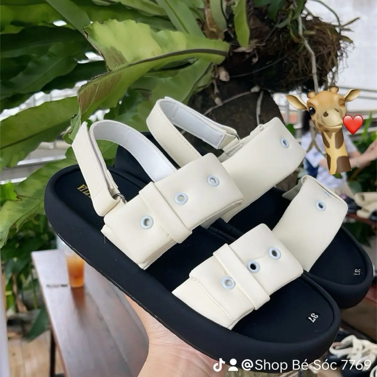 Sandan 2 quai lỗ (M2)cho nữ,đế  cao 3cm(nhẹ ),chất liệu mang êm chân ,chân quai có may viền xung quanh chất chấn. GiàY(tình yêu nào thích mang rộng thì tăng dùm shop 1 size nhe).