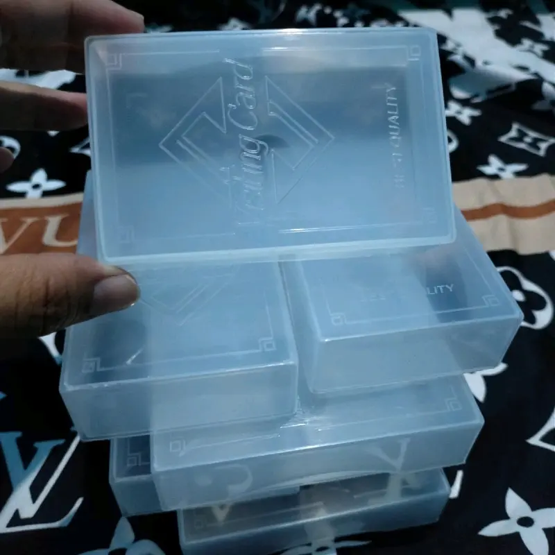 kotak kartu nama plasti.P x L x T = 9.5 x 6 x 2.5cm untuk kartu ukuran 9 x 5,5 cm 1kg isi 30 kotak . min pembelian 10kotak  Dengan Tutup 1