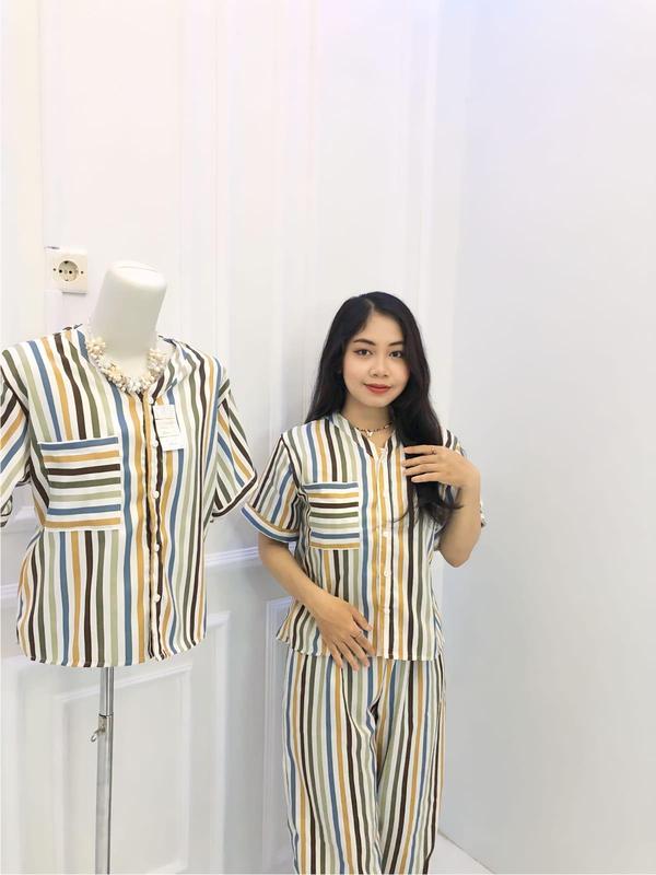 One Set Wanita Kekinian Korean Style Cantik Lengan pendek Setrip 4
