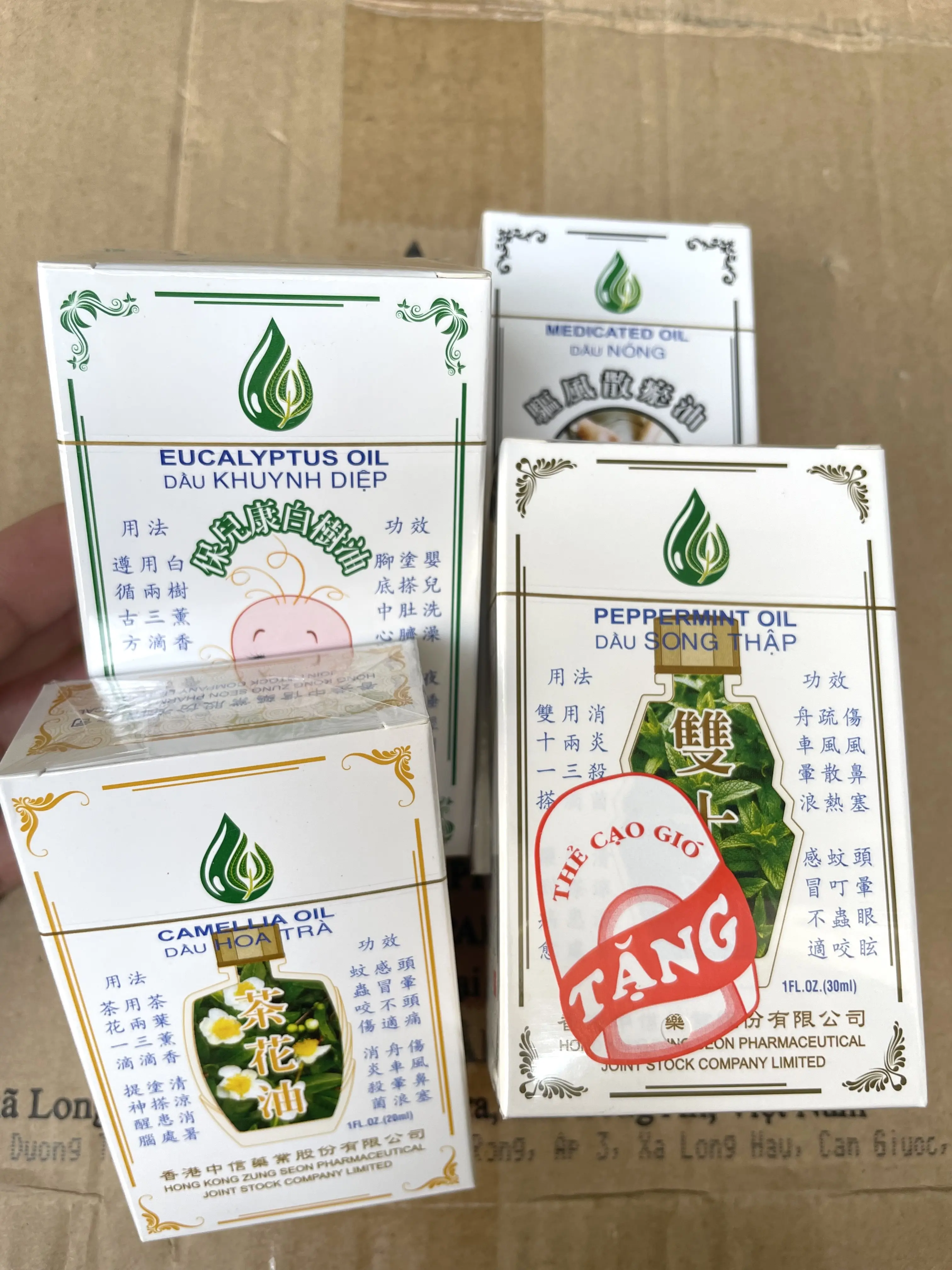 Combo 4 gồm 1 hoa trà 20ml + 1 Song Thập 30ml + 1 Khuynh diệp 30ml + 1 dầu Nóng 50ml