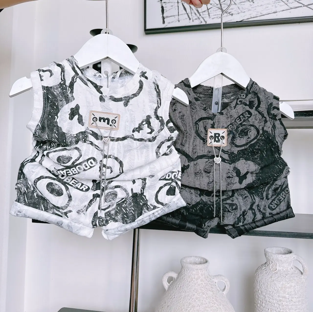 8-30kg BỘ QUẦN ÁO BA LỖ COTTON XƯỚC GẤU ĐÍNH TAG XÍCH PHONG CÁCH CHO BÉ 8-30 KG