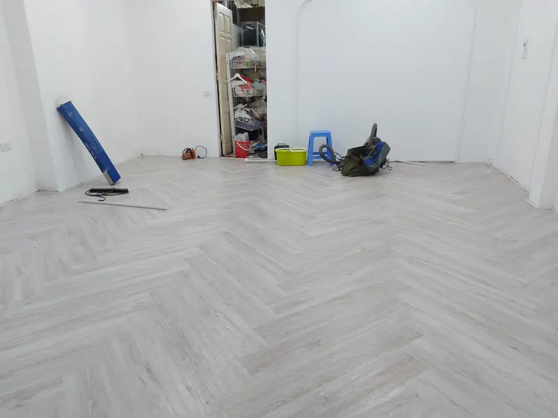 1 tấm sàn nhựa giả gỗ - có sẵn keo- tự bóc dán 6