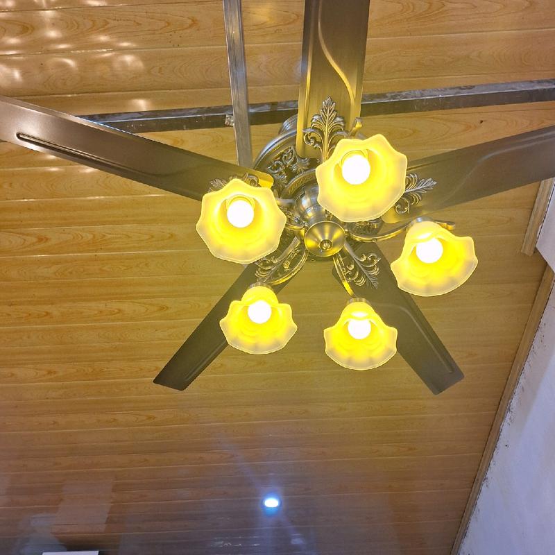 Q88. quạt trần 5 cánh, 5 chaoquạt trần  làm mát  trang trí 5 cánh có điều khiển cầm tay  ,chất liệu cánh thép, thân quạt thép đúc không gỉ ,số cánh 5 chất thép , số bóng đèn 5 ,  ,có  điều khiển  từ xa  màu  đồng  xanh mã q88