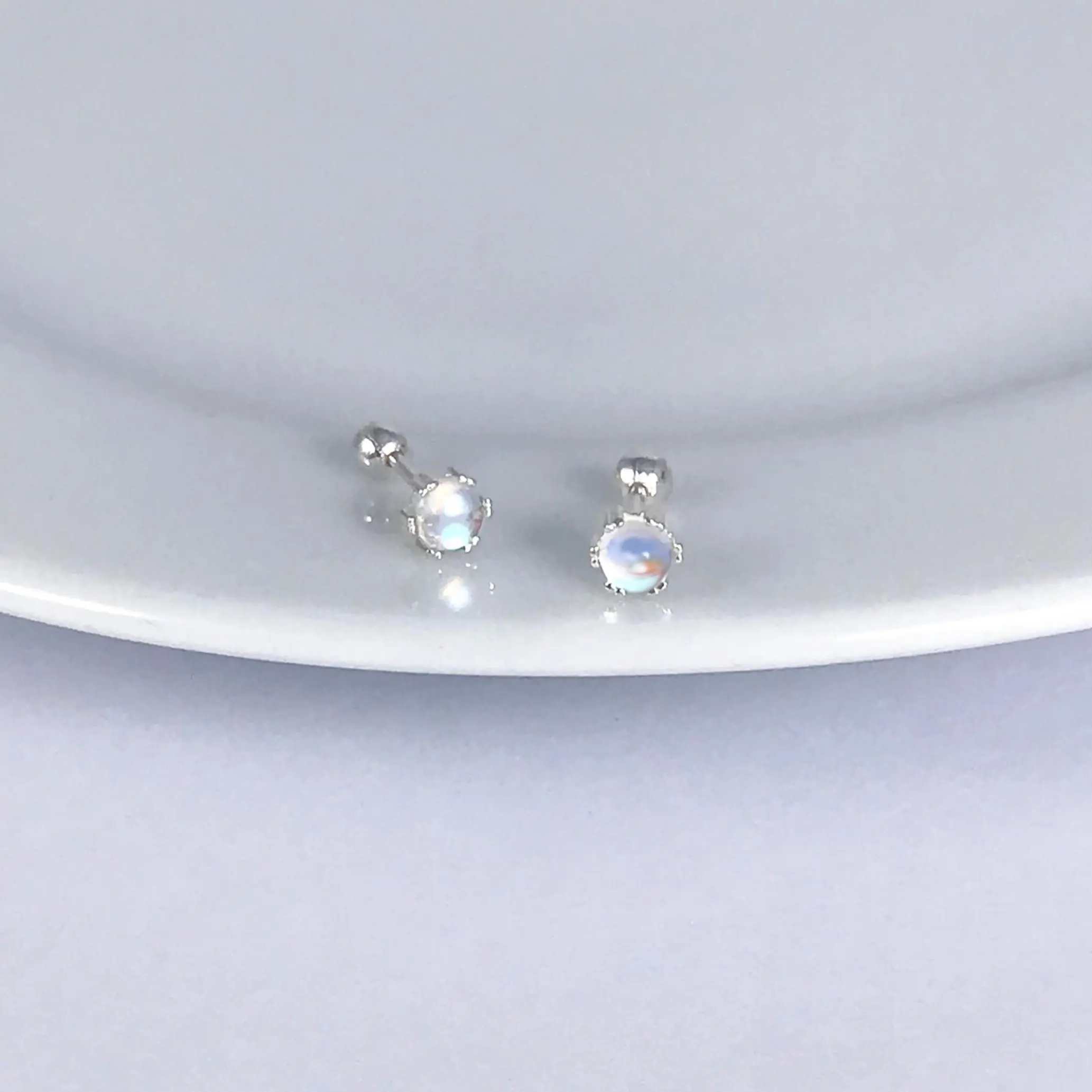Bông tai khuyên tai Đá Moon khóa vặn 4 ly bta HMJ