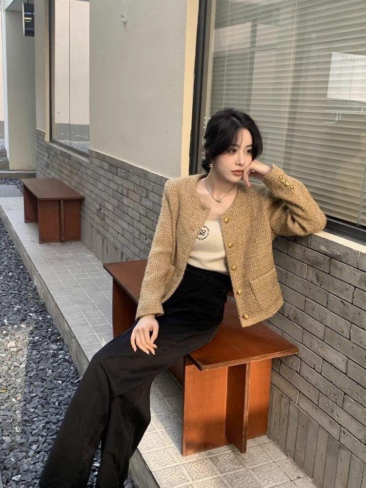 Product Introduction of Áo Khoác Ngắn Len, Phong Cách Pháp, Phong Cách Cổ Điển, Thời Trang Cao Cấp, Dễ Phối Đồ, Phong Cách Ngọt Ngào Dành Cho Nữ, Thích Hợp Đi Lại, Hàng Mới Về Năm 2023, Phong Cách Người Nổi Tiếng Trên Internet, Thời Trang 17