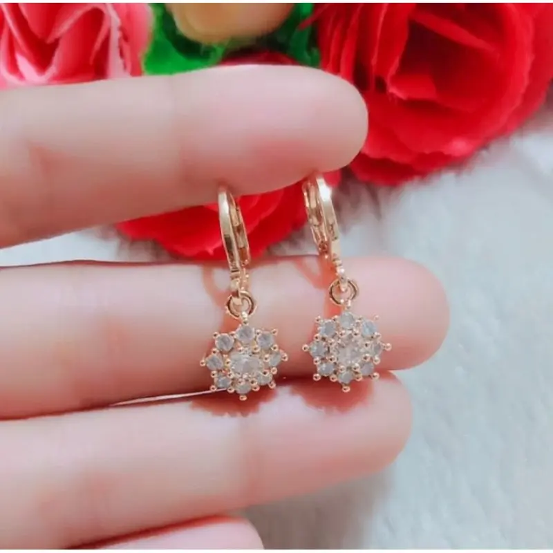 Beragam Motif Anting Jepit Titanium Gold Perhiasan Wanita Terbaru Lapis Emas Tahan Karat . Earrings 6