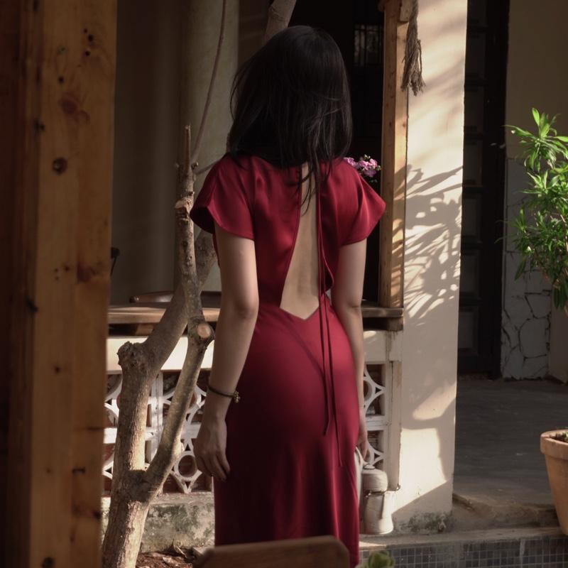 | Hở Lưng Vieni Dress | Đầm Lụa Cổ V Sâu Hở Lưng Có Tay Không Mút Có Dây Kéo