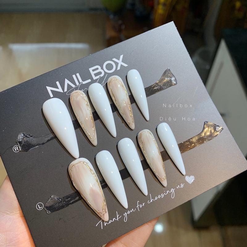 Nailbox thiết kế màu trắng kết hợp loang nâu và tráng gương