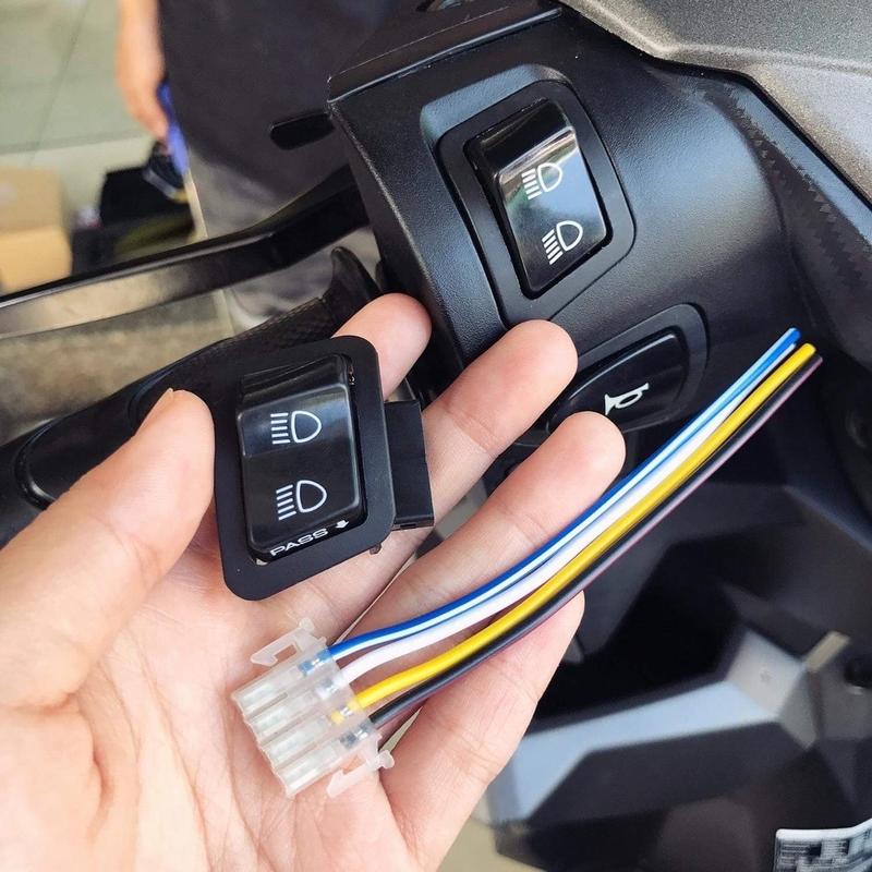  Công tắc passing sh kèm rắc nháy đèn pha lắp cho các dòng xe như wave a 110 rsx 110 ab vision blade lead.....  Lưu ý công tắc passing gồm 3 chế : pha côt Và chế độ nháy pasing - Không phải công tắc tắt đèn   