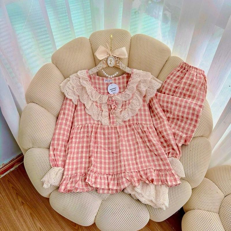 M9 Bộ đồ TIỂU THƯ cho nữ mặc nhà chất đũi nhung mềm mướt phối bèo ren hàng đặt riêng thiết kế có hai size mặc nhà hay đi ra ngoài đều được chất thoáng mát mặc được bốn mùa PHỐI VAI BA TẦNG BÈO REN M9