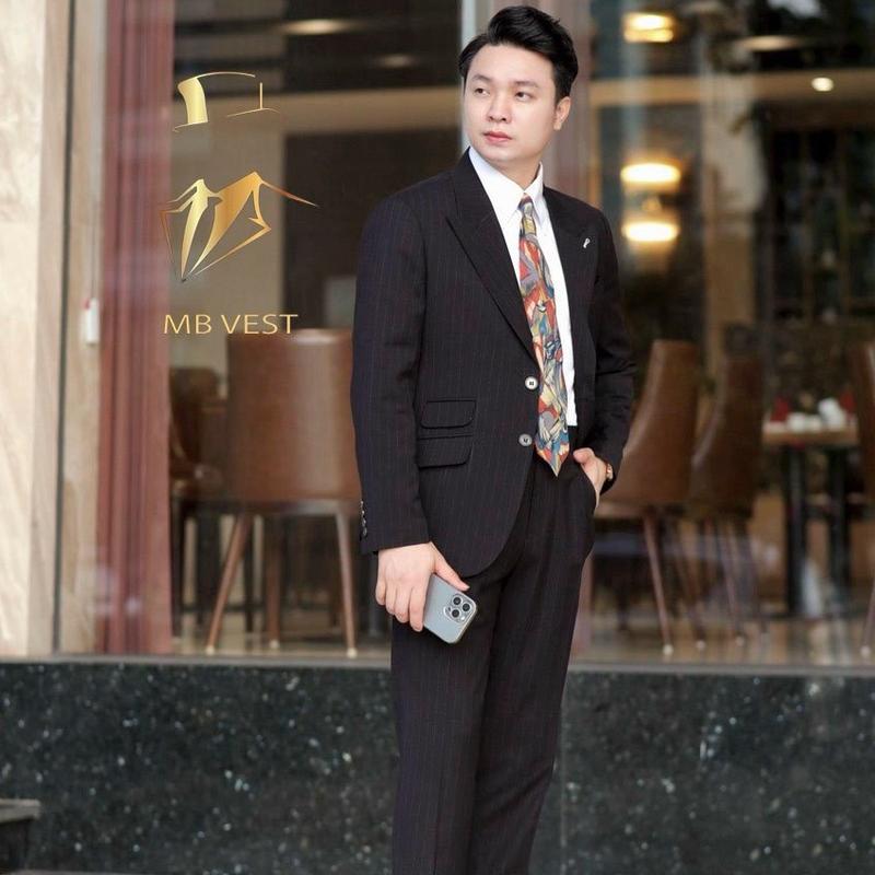 Bộ vest kẻ sẹc 2 mảnh . Hàng 3 lớp có đệm ngực đệm vai, lót gấm. Hàng thủ công đột chỉ Áo + quần