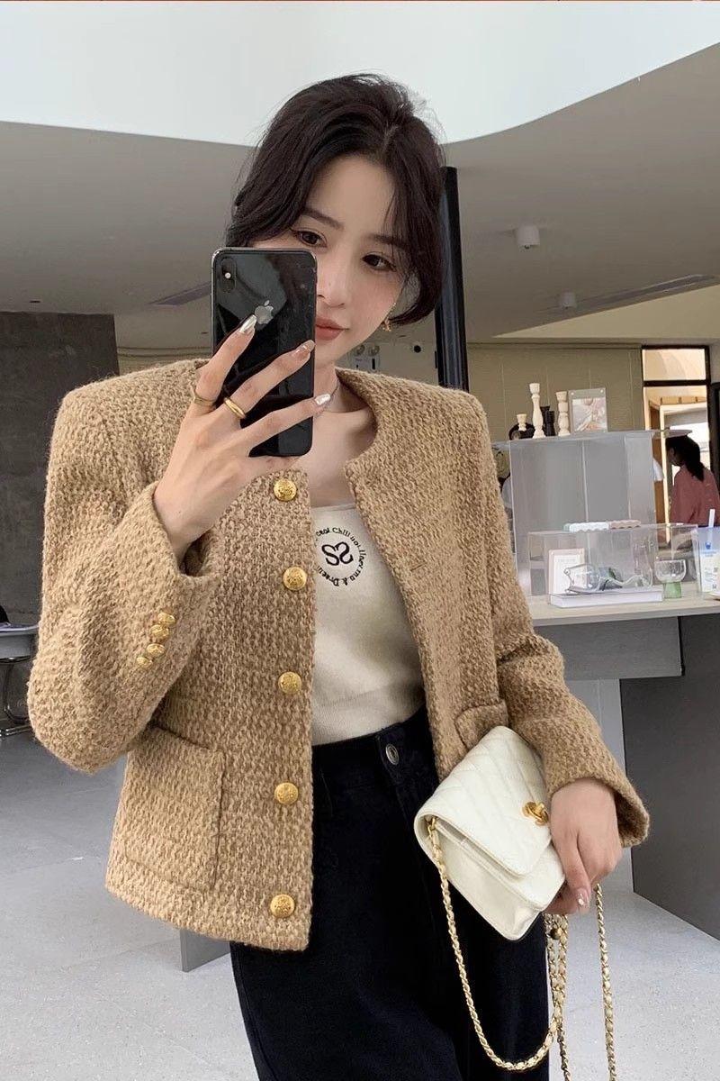 Product Introduction of Áo Khoác Ngắn Len, Phong Cách Pháp, Phong Cách Cổ Điển, Thời Trang Cao Cấp, Dễ Phối Đồ, Phong Cách Ngọt Ngào Dành Cho Nữ, Thích Hợp Đi Lại, Hàng Mới Về Năm 2023, Phong Cách Người Nổi Tiếng Trên Internet, Thời Trang 3