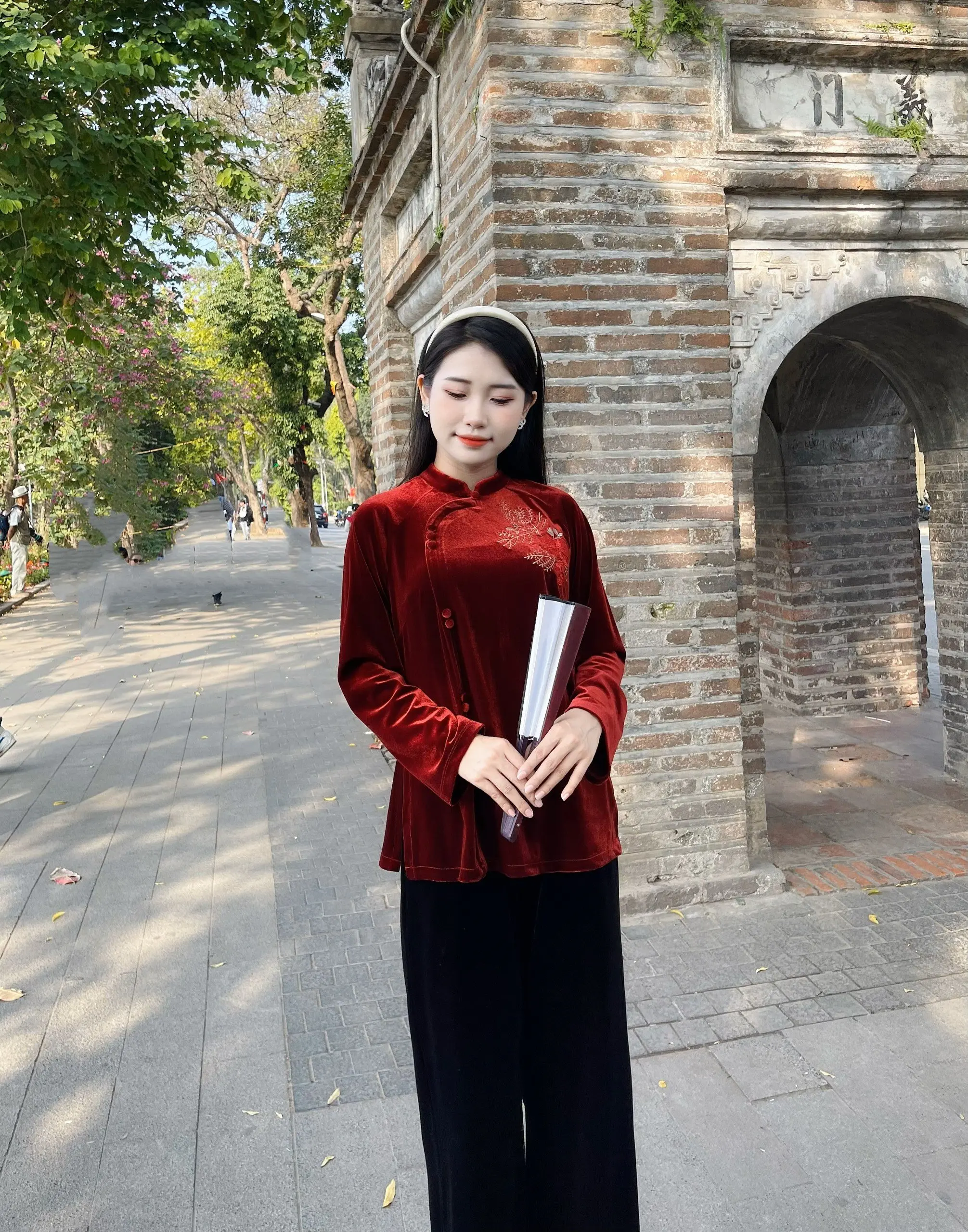 Bộ pháp phục Huyền Trang, chất liệu nhung the cao cấp sang trọng, áo tay dài quần suông, họa tiết hoa thêu phối khuy bọc vải quý phái, chất liệu mềm mịn, dày dặn, giữ ấm tốt