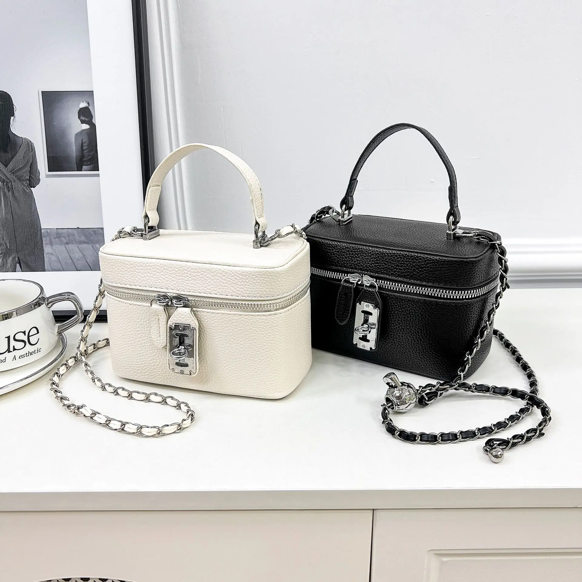 Túi cốp nữ túi xách Softgirl đeo chéo đeo vai khóa xoay da pu Bag