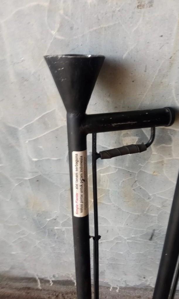 Gejik alat tanam jagung dan biji - bijian Tanaman