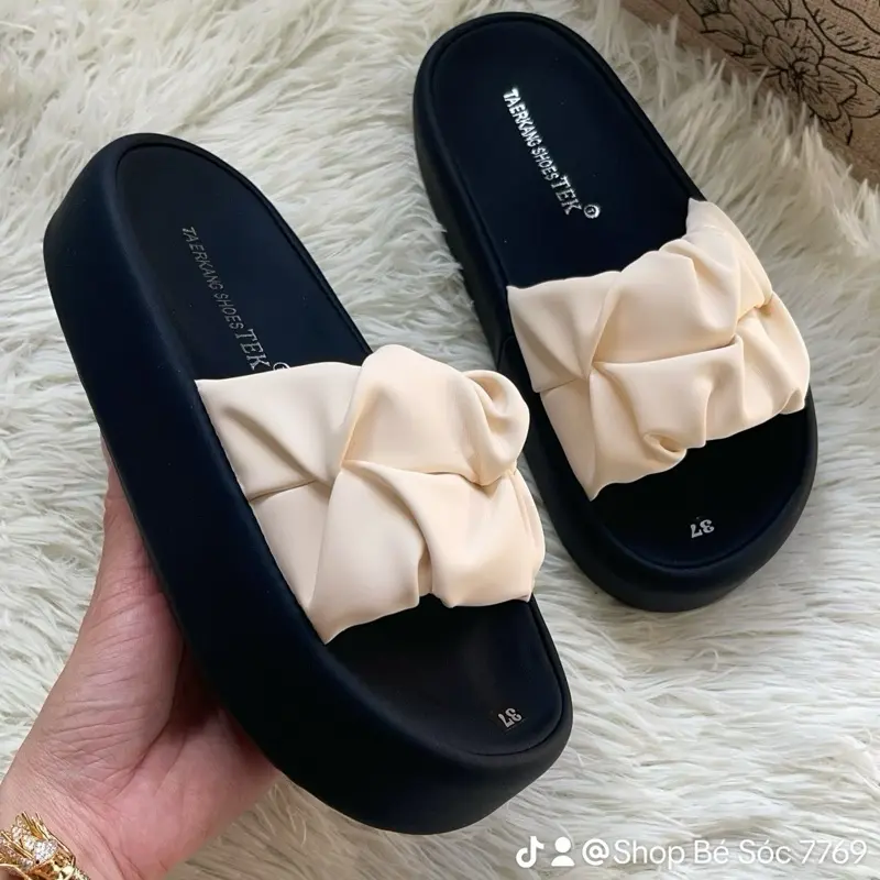 Dép quay ngang nhúng ,êm chân, (mẫu chuẩn size chân tròn thì tăng dùm shop 1 size),chân quai có may viền xung chất chấn .
