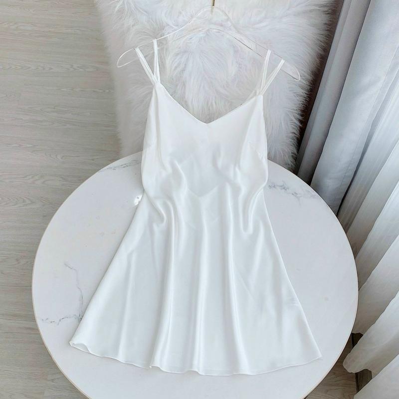 Product Introduction of Váy ngủ nữ dáng suông có mút kèm tăng đơ chất satin đơn giản mà sang trọng D26 7