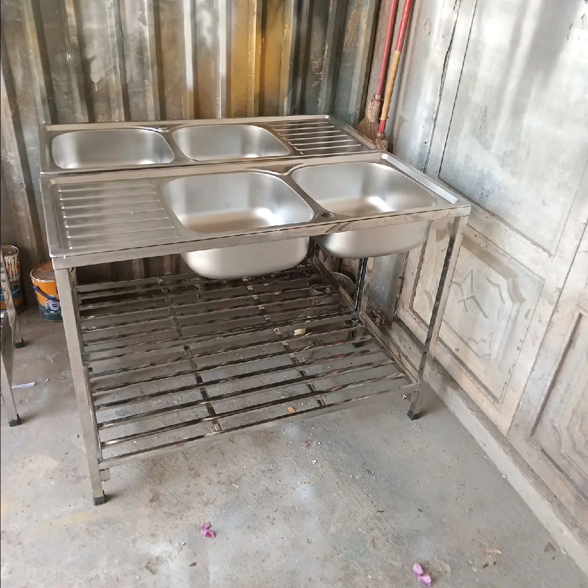 chậu rửa 2 hộc 1 cánh 45x106 lắp rắp có chân,có kèm đầy đủ bộ xã + vòi nước inox phi 24 lớn mộc 304+ dây cấp nước