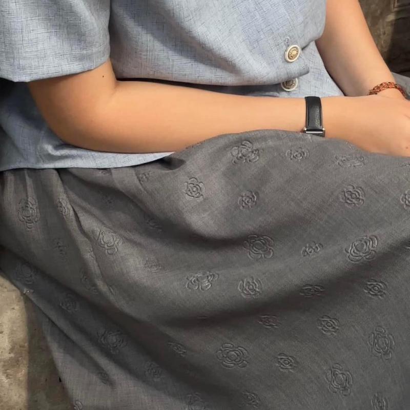 CHÂN VÁY HOA TRÀ - MAISON LEENAA, chân váy dáng dài 2 màu đen và ghi xám in nổi hoạ tiết hoa trà