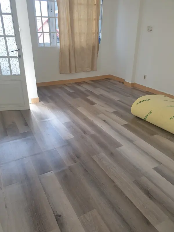 1 tấm sàn nhựa giả gỗ - có sẵn keo- tự bóc dán 4