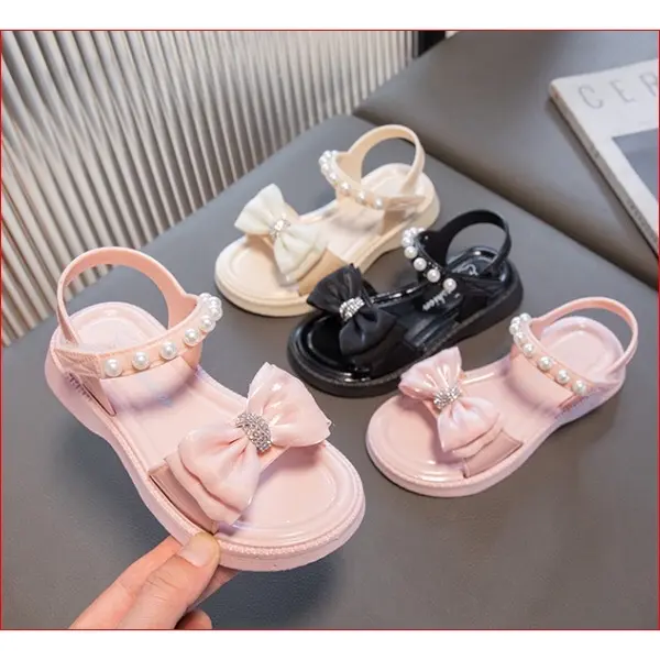Sandal quai ngọc gắn nơ siêu xinh. chất liệu nhựa mềm êm đế chống trơn trượt. Đi nắng đi mưa thoả mái. Dép quai hậu bé gái. Dép sandal bé gái đi học đi chơi