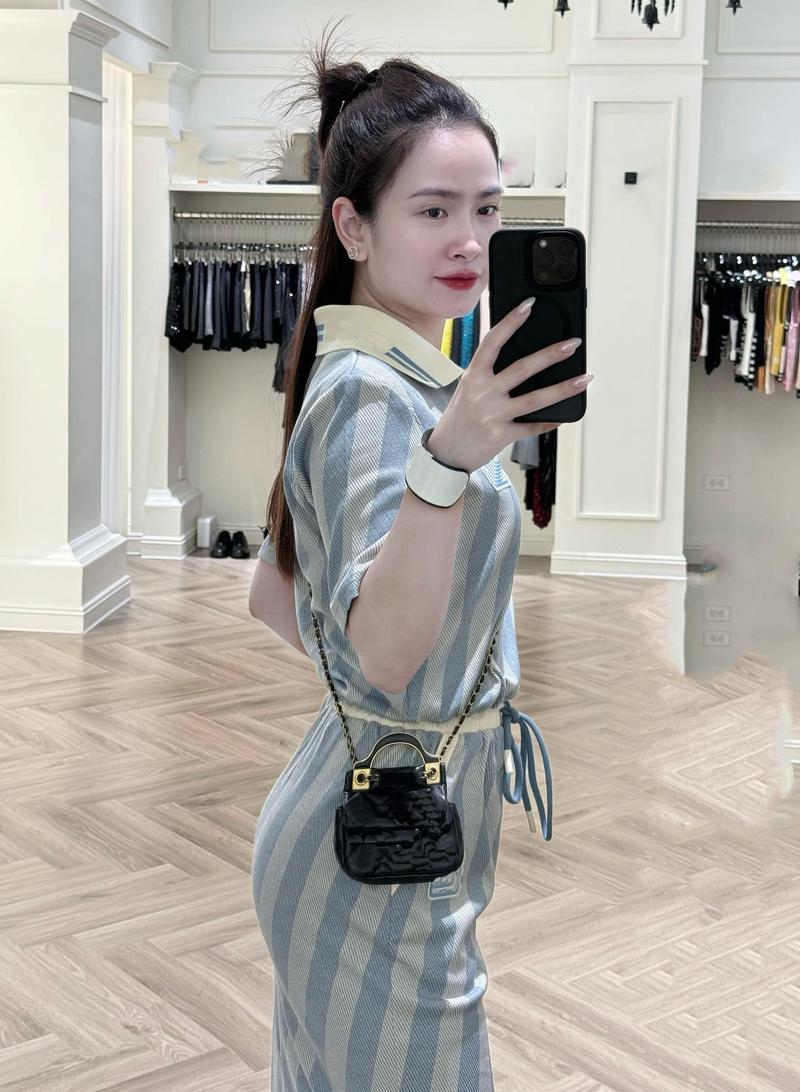 Product Introduction of Sét áo sơ mi nữ cộc tay kèm chân váy,Set đồ nữ áo thun cổ bè phối chân váy kẻ sọc sang chảnh,đi chơi.đi làm,dạo phố S003 24