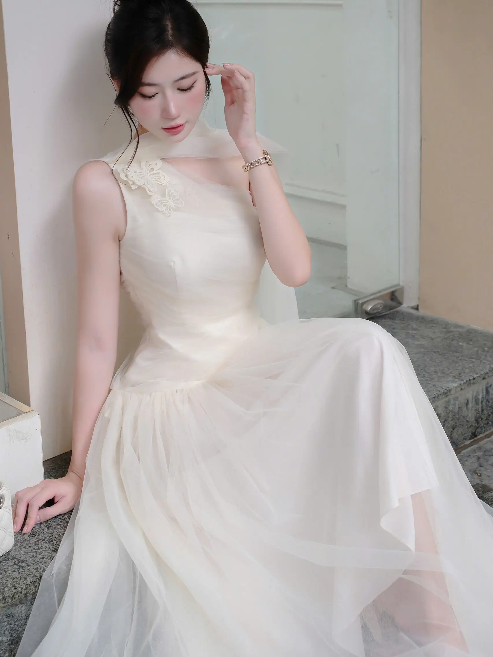 Đầm thiết kế váy lưới kem vạt dài sang chảnh phù hợp đi làm đi chơi