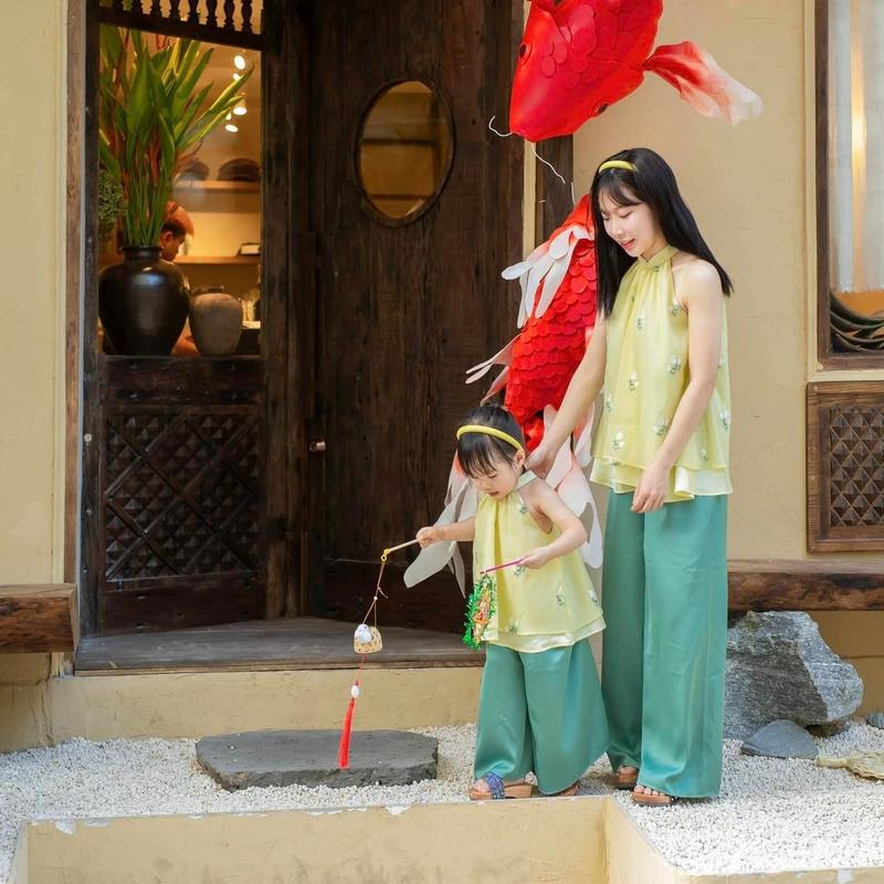 Set yếm mẹ con vàng lông gà thêu nhẹ nhàng xinh xỉu 3