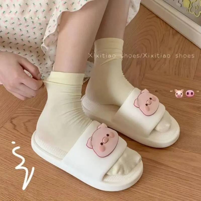 Dép Đi Trong Nhà Và Ngoài Trời Thường Ngày Cho Nữ, Tất Cả Các Mùa, Không Trơn Trượt, Dễ Phối Đồ, Thiết Kế Đơn Giản, Hình Heo Đáng Yêu Và Cô Gái Ngọt Ngào DéP Slipper Women Có Quai