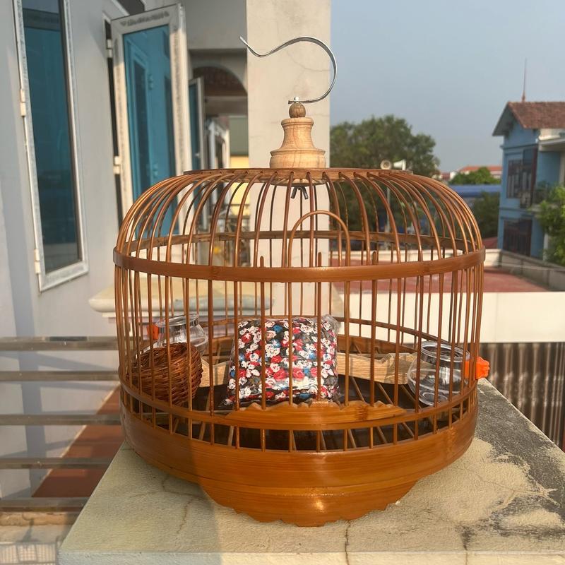 Lồng cu gáy trúc cật. Kiểu mới. Kích thước chiều rộng 38cm, 40cm. Chiều cao 25cm. Nan lồng 3li. Có đủ phụ kiện. Miễn phí vận chuyển 0