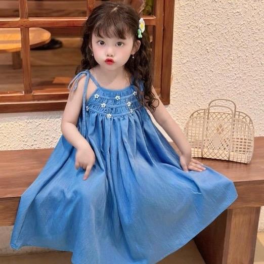 T08 Váy hai dây jean bé gái nhún đính hoa chất liệu jean lụa mềm mát, 2 màu hồng - xanh cho bé 12-35kg