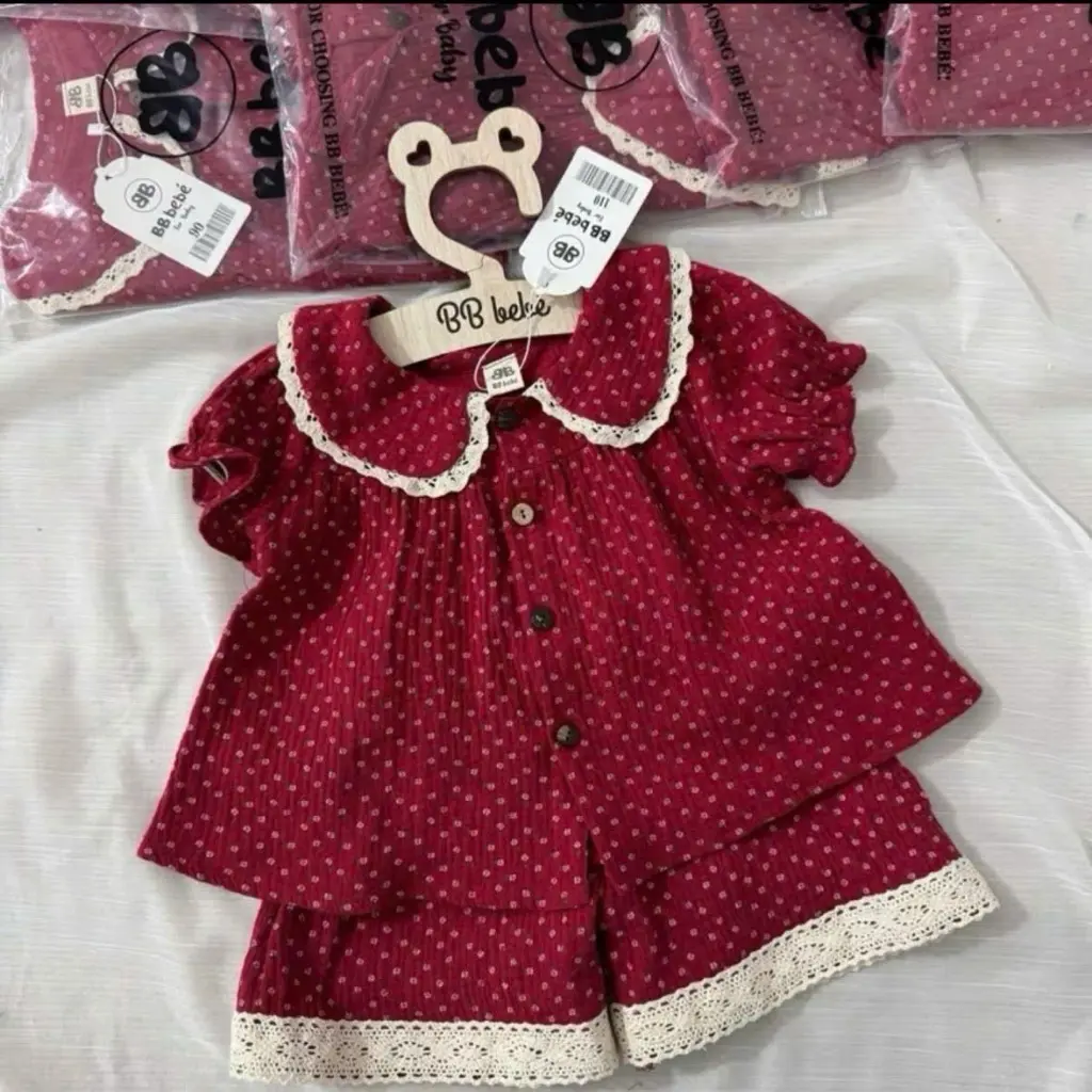 Bộ đỏ cổ sen cài cúc bé gái