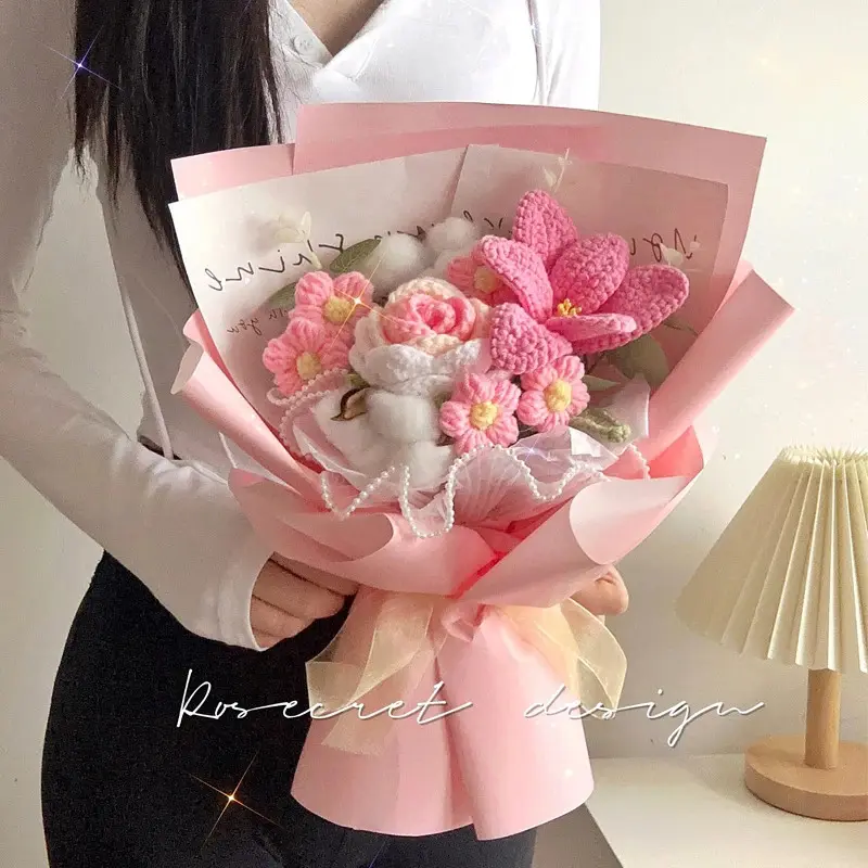 Sejambak Mengait Tulip Mawar Bulu, Buatan Tangan, Sejambak Bunga Mengait, Selesai, Sesuai untuk Hadiah Hari Jadi dan Graduasi, Untuk Teman Wanita Kotak kawat  bulu huruf