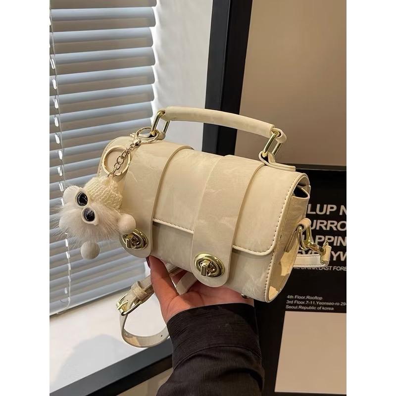 ￼Túi Xách Nữ Cầm Tay Đeo Chéo 2 Dải Da Nhung Kèm Móc Treo Gấu Xinh Xắn Bag Kem 1