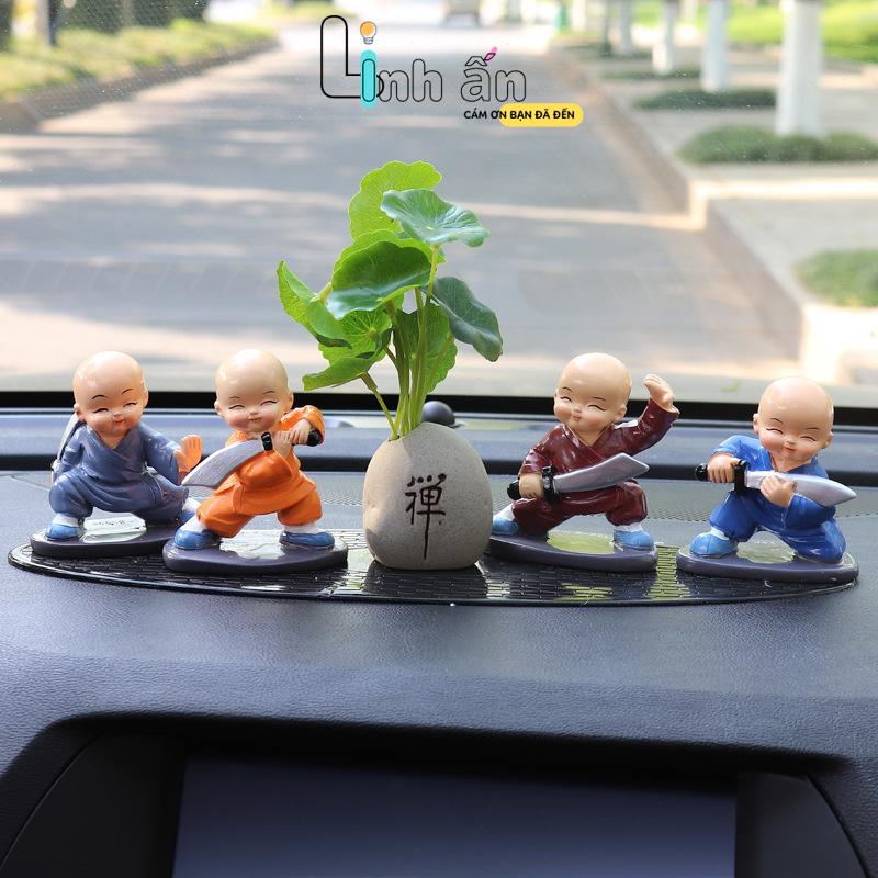 Tượng Trang Trí Ô Tô - Phụ Kiện Trang Trí Ô Tô Sang Trọng - Set Trang Trí Taplo Ô Tô Xe Hơi - Bô Chú Tiểu Mini Luyện Võ Cầm Đao Nâng Bình TẶNG ĐẾ KEO - LINH ẤN 1