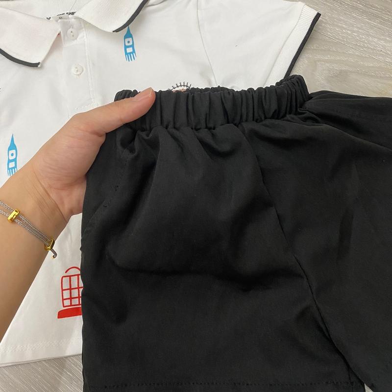 Set Polo In Hình Khủng Long, Oto 2 Màu Đen, Trắng Áo Cotton Mix Quần Thô Kaki Bé Trai Có Cổ 2