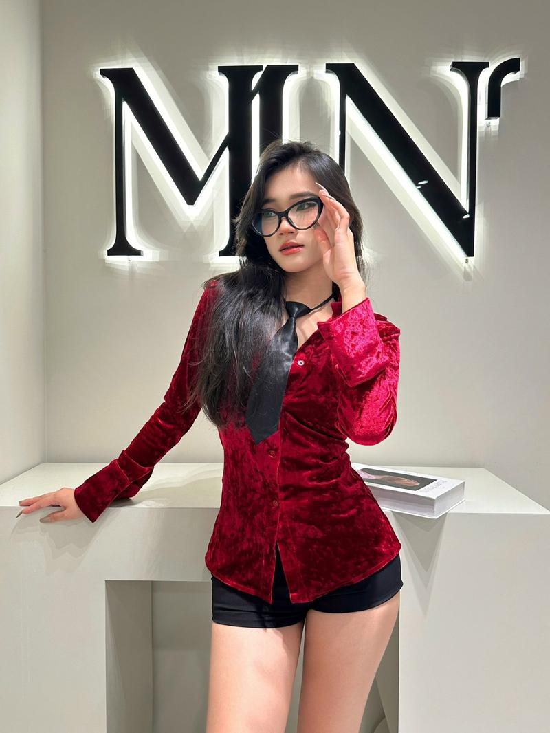 Product Introduction of MILINAA - ÁO SƠ MI NHUNG ĐỎ C2203 3