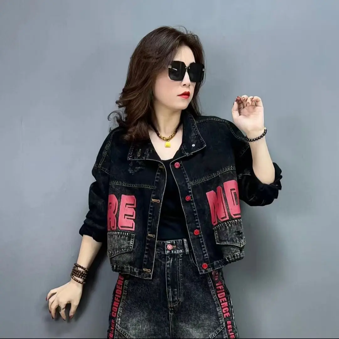 Áo Khoác Denim, Hàng Châu Âu, 2024 Thời Trang Chống Lão Hóa Mới, Viền Chữ Màu Đỏ, Có Dây Rút, Có Thể Điều Chỉnh, Dành Cho Nữ