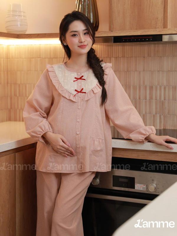 [L'AMME] Bộ mặc nhà bộ ngủ bầu SOJI gồm áo dài tay và quần dài, thiết kế cách điệu trẻ trung với họa tiết kẻ nơ hoa đính và cổ ren thanh lịch, chất liệu đũi nhẹ thoáng mát, có khóa kéo chìm tiện lợi cho mẹ bầu mặc sau sinh