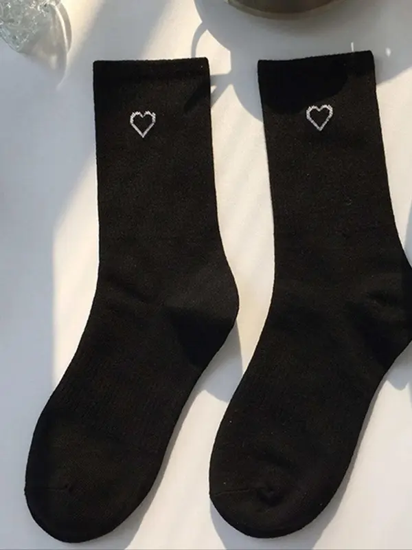 Women's 3 Pairs Heart Print Crew Socks, Casual Moisture Wicking Mid Calf Socks, Soft Comfy Breathable Hosiery for All Seasons Daily Wear 3