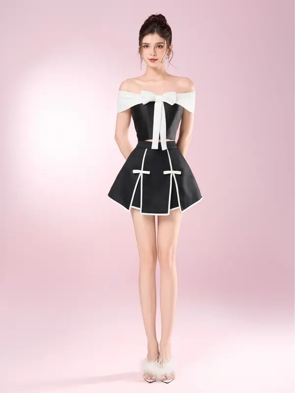 THOSE STUDIOS Áo croptop trễ vai bánh bèo màu đen phối trắng Della Top 3