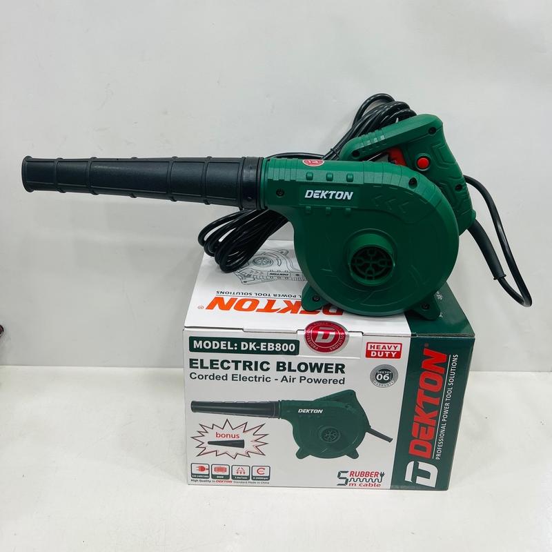 {BH 24 Tháng} Máy Thổi Bụi Sử Dụng Điện, Dekton, DK-800EB, Công suất 800w, Có Điều Chỉnh Tốc Độ, Lổi Đồng, Màu Xanh Rêu, Thỏi Bay Các Bụi Bẩn. Lưu ý: Đây là MÁY THỔI BỤI, không phải là MÁY HÚT BỤI CHUYÊN DỤNG, Mà máy chỉ có chức năng PHỤ HÚT BỤI maythoib