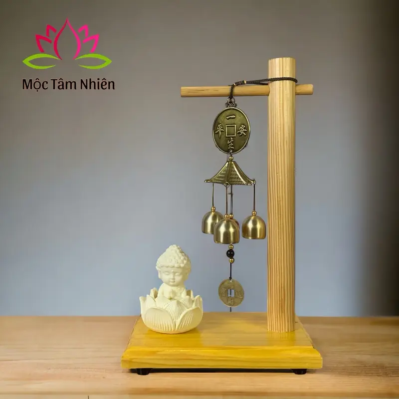 Bộ Kệ Gỗ Cheo Chuông Gió Bình An Kết Hợp Vs Tượng Ý Nghĩa Mang Sự Bình An May Mắn . Kích thước 32x20x15cm Decor Decor Phòng 3