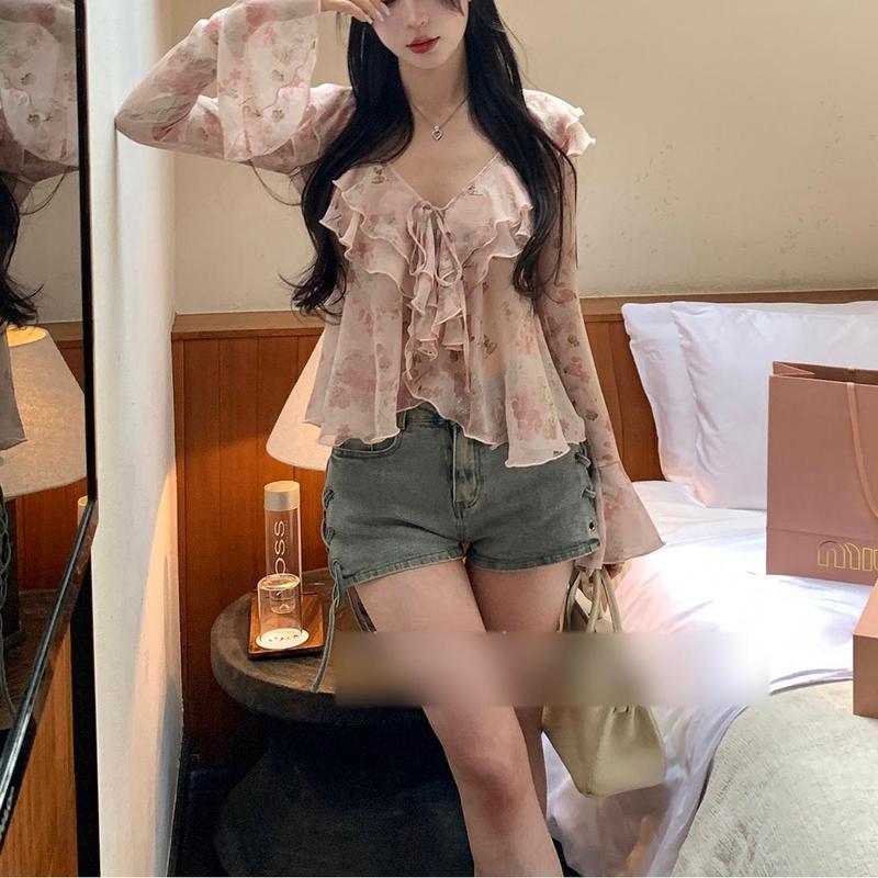 Product Introduction of Áo Thun Ôm Sát Cho Nữ, Cổ Chữ V, Dễ Phối Đồ, Tay Chuông, Thiết Kế Hoa, Phong Cách Buộc Dây Đầu Thu, Hàng Mới Về Năm 2025, Áo Xếp Nhún Ngọt Ngào Nhẹ Nhàng 5