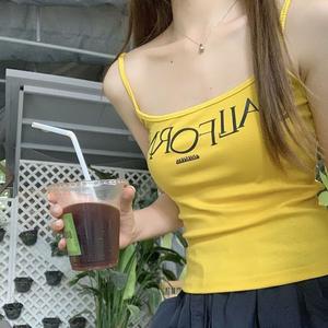 เสื้อกั๊กภายในสไตล์อเมริกัน สีเหลือง กาลัส น่ารักและเซ็กซี่ สำหรับผู้หญิง หน้าร้อน มาใหม่ สไตล์เรโทร สาวฮอต สามารถใส่ข้างนอก เสื้อท่อนบนสั้น Niche