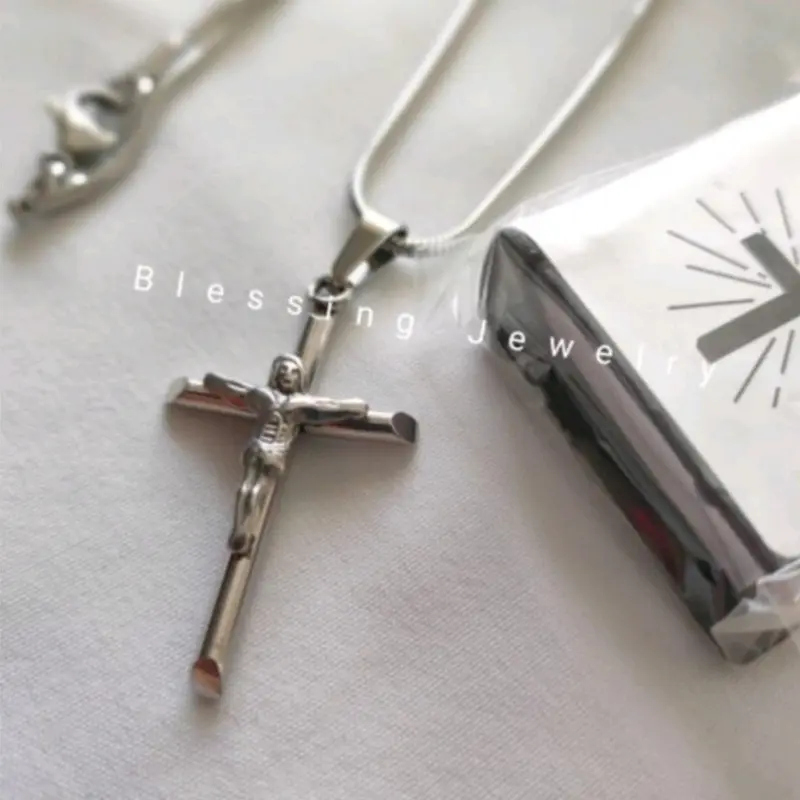 Kalung Salib Yesus Titanium Emas Silver Pria dan Wanita 2