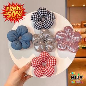 ที่คาดผมดอกไม้ 3 มิติ สำหรับเด็กผู้หญิง สไตล์ซาลาเปาและสกรูชเชอร์นี่ ที่คาดผมเด็ก น่ารัก เชือกผูกผมยางยืด มีให้เลือกหลายสี ได้แก่ ชมพู ฟ้า และเงิน มีลายสก๊อตสีดำ