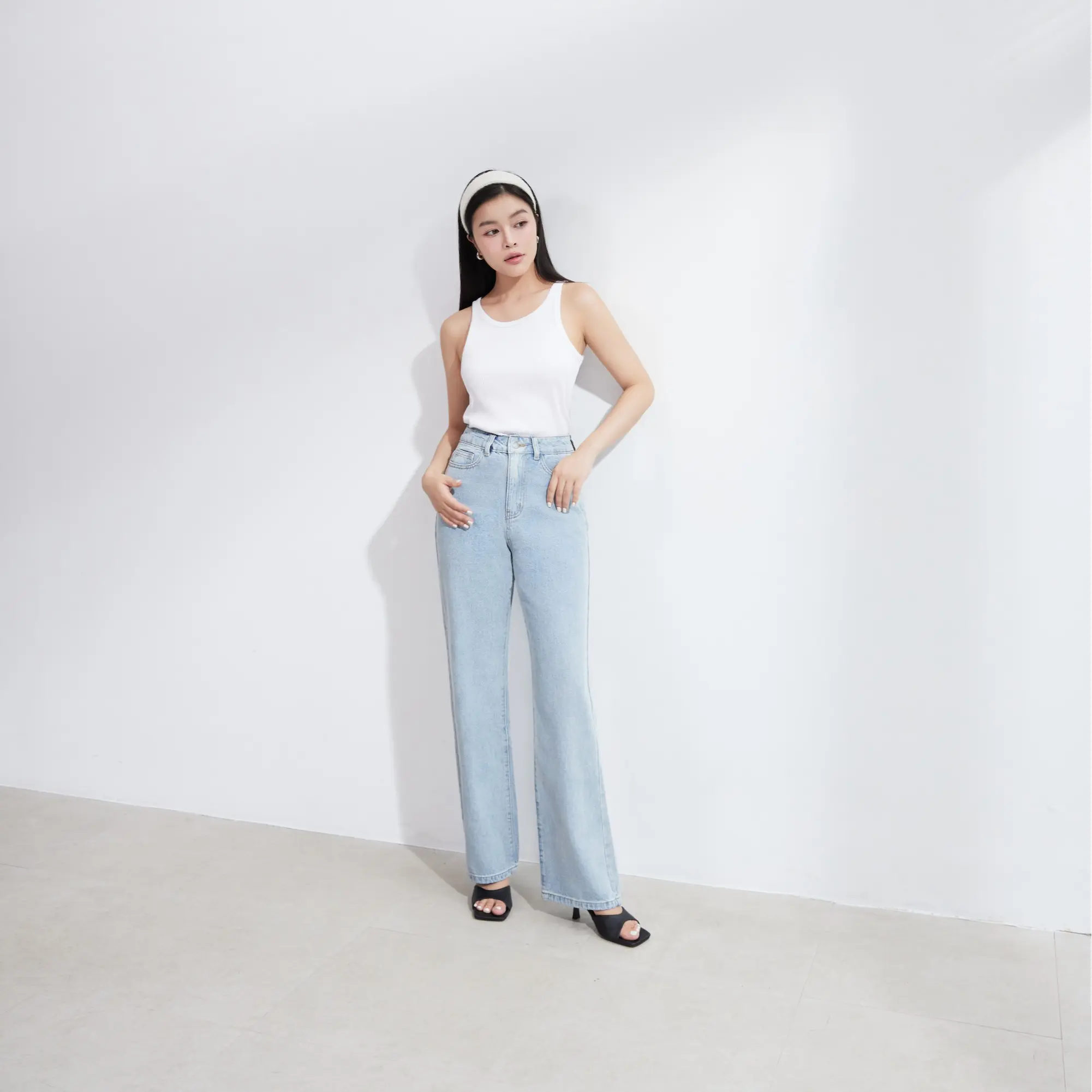 AOEM STUDIOS - THE NEW JEANS - Quần Jeans Màu Xanh Nhạt Ống Suôn Phom Đứng Tôn Dáng