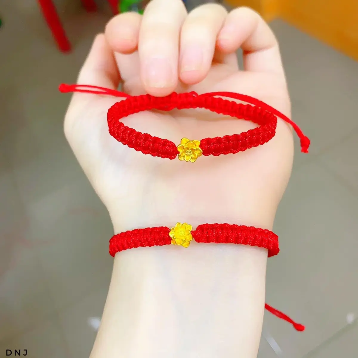 Vòng tay chỉ đỏ tết charm sen binh an v24k Phụ Kiện